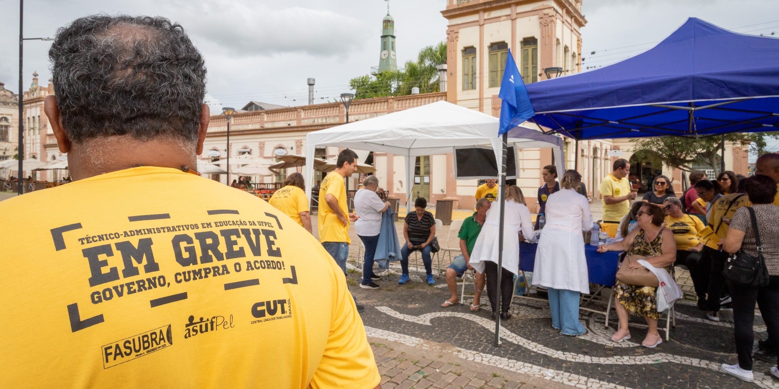 Técnicos Administrativos da UFPel protestam no Largo do Mercado, em Pelotas