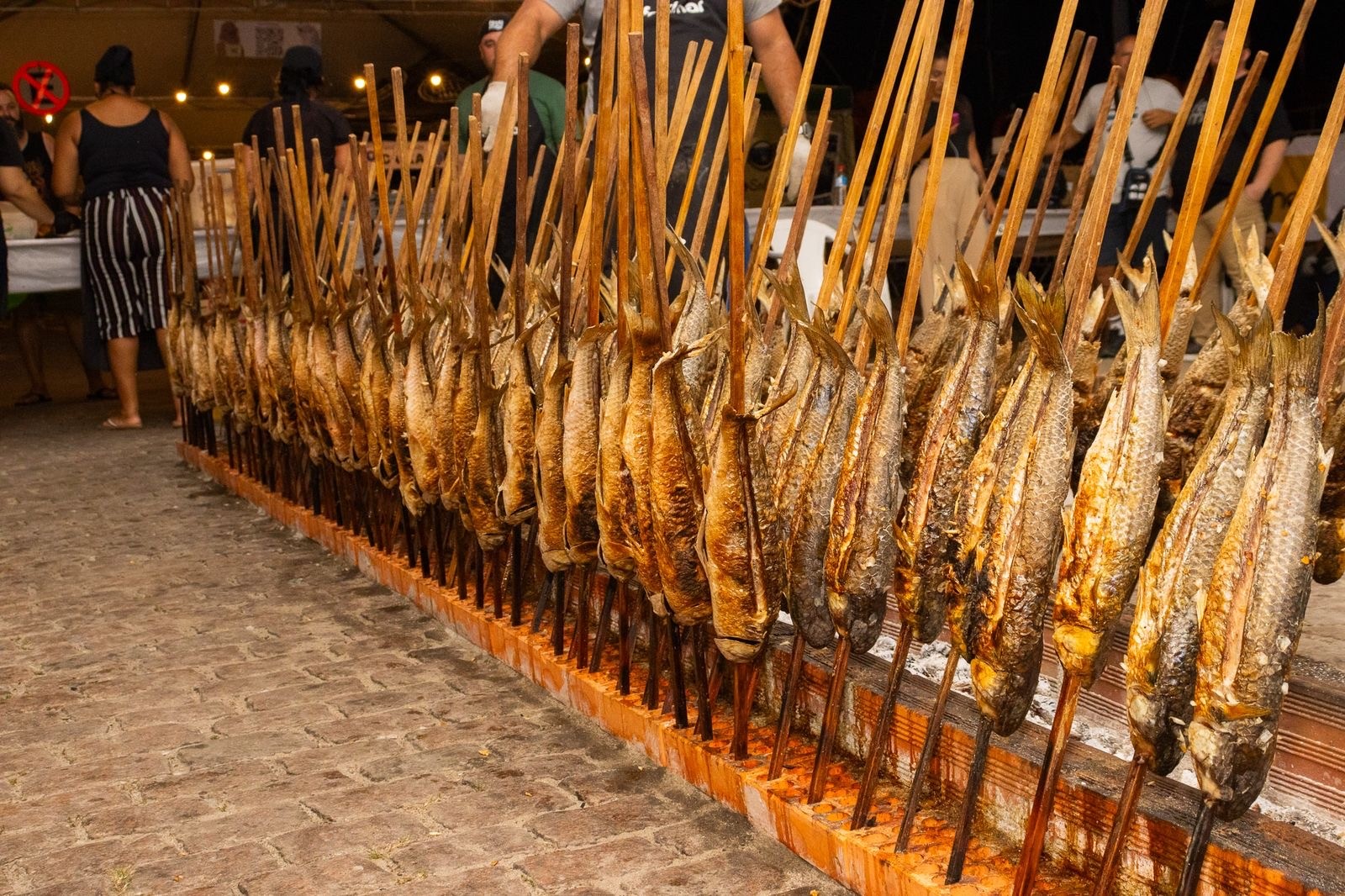 Tainha assada movimenta público e se consolida como estrela do Festimar em domingo de sol