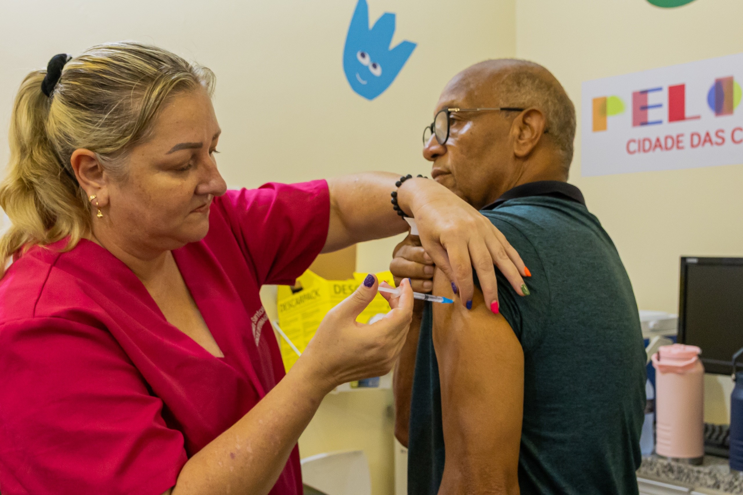 Mais de nove mil pessoas são vacinados na abertura da campanha contra a gripe, em Pelotas