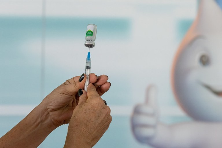 Um terço dos municípios brasileiros sofre com falta de vacinas, aponta estudo