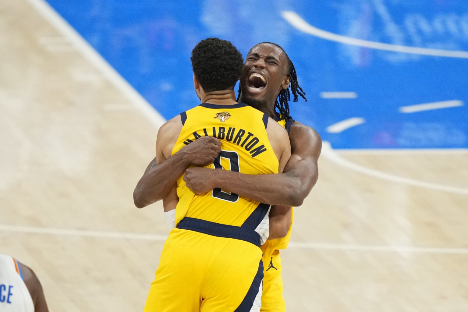 Pacers vencem Thunder com milagre de Haliburton no último segundo e largam na frente nas finais da NBA