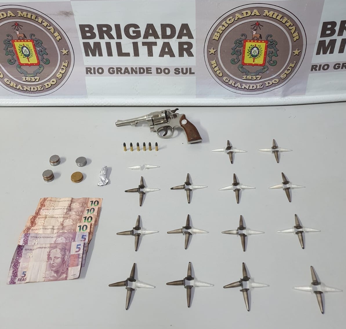 Brigada Militar prende três homens por porte ilegal de arma e tráfico de drogas em Rio Grande