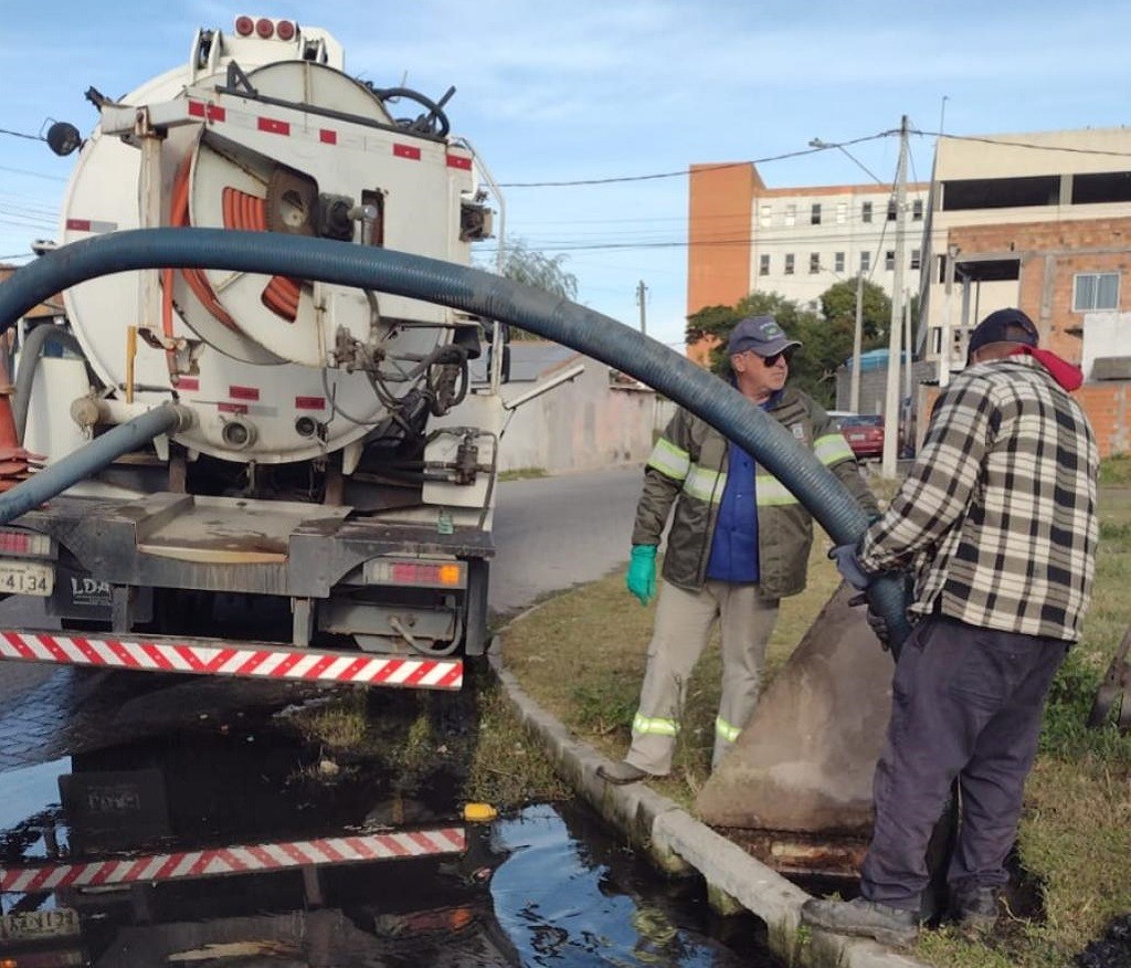 Infraestrutura intensifica serviços de nivelamento e limpeza de vias em diversos bairros de Rio Grande