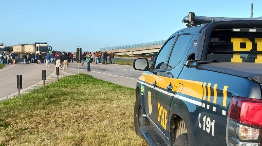 BR 392 tem ponto de bloqueio por manifestantes, em Pelotas