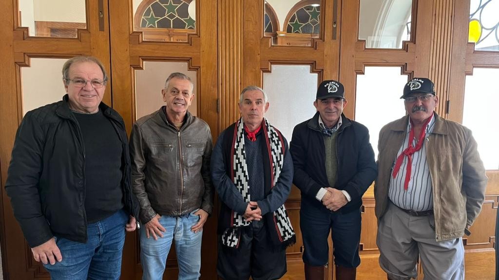 Tradicionalistas que refazem Caminho dos Tropeiros no RS são recebidos pela Prefeitura do Rio Grande 