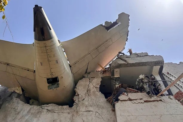 Tragédia aérea na Índia: mais de 200 mortos após queda de avião da Air India em Ahmedabad