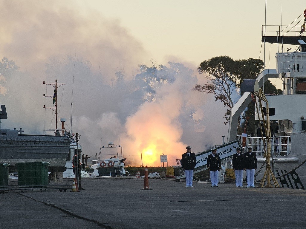 Com 17 salvas de tiro de canhão, 5º Distrito Naval celebra o Dia da Marinha