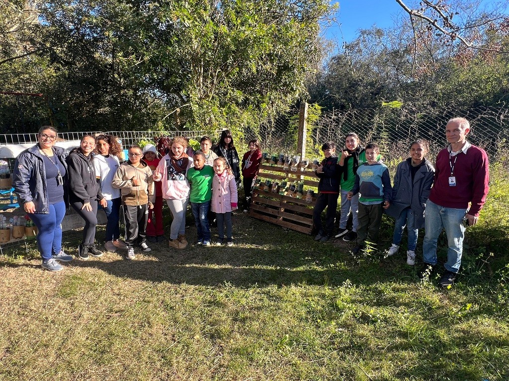 Jardins suspensos são confeccionados com estudantes em projeto do Grupo Oceano em parceria com a Emater