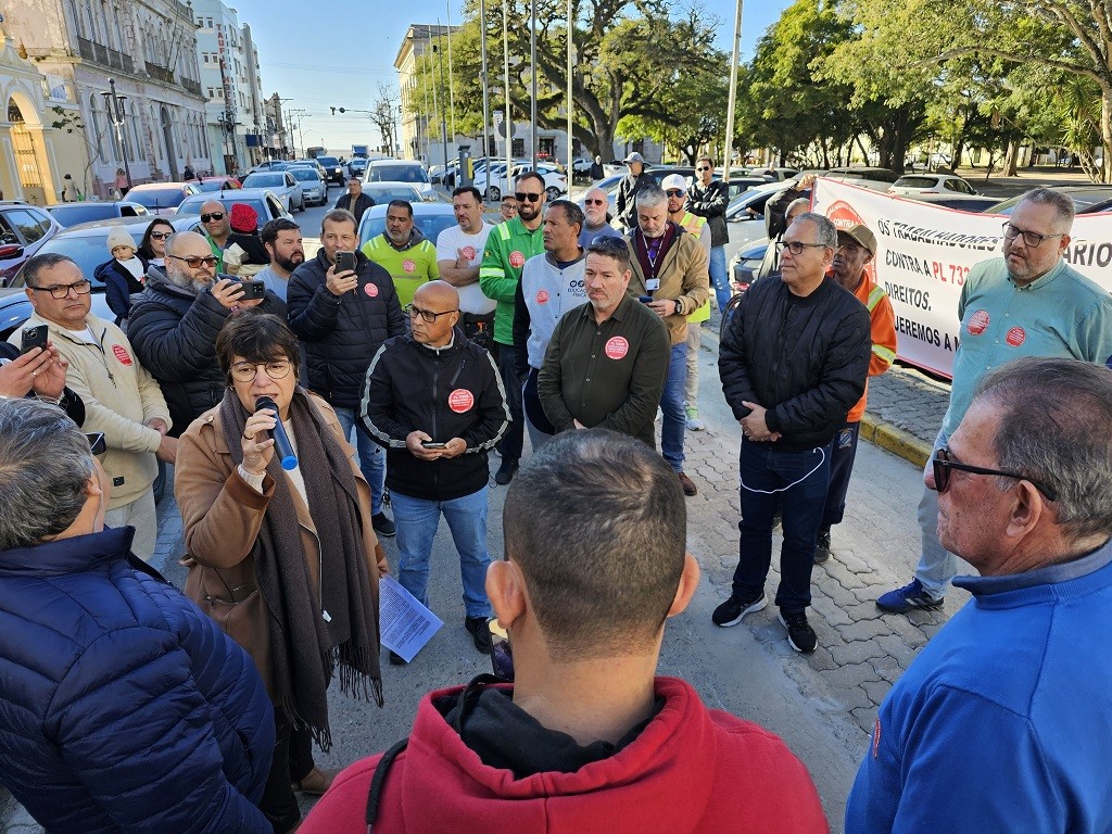 Protesto contra PL 733/2025 é realizado por trabalhadores portuários nas ruas de Rio Grande