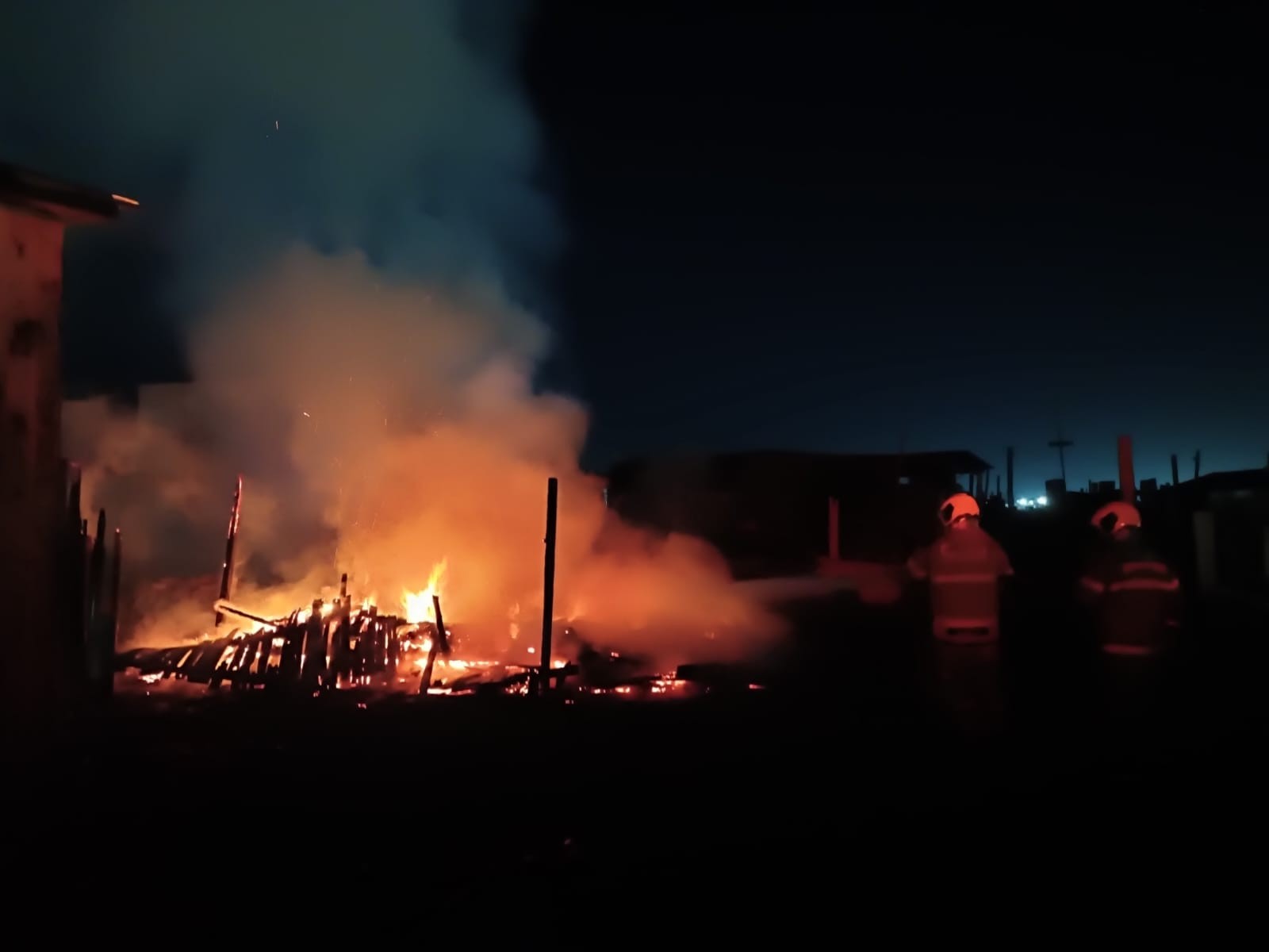 Casa de madeira é destruída por incêndio no Cassino