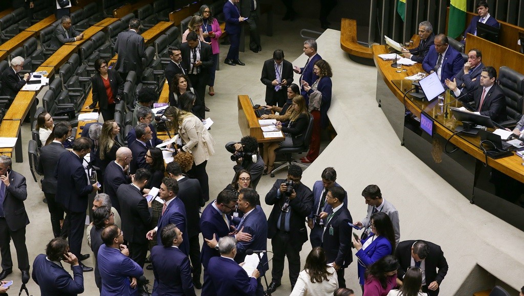 Congresso aprova usar emendas para salários de profissionais da saúde