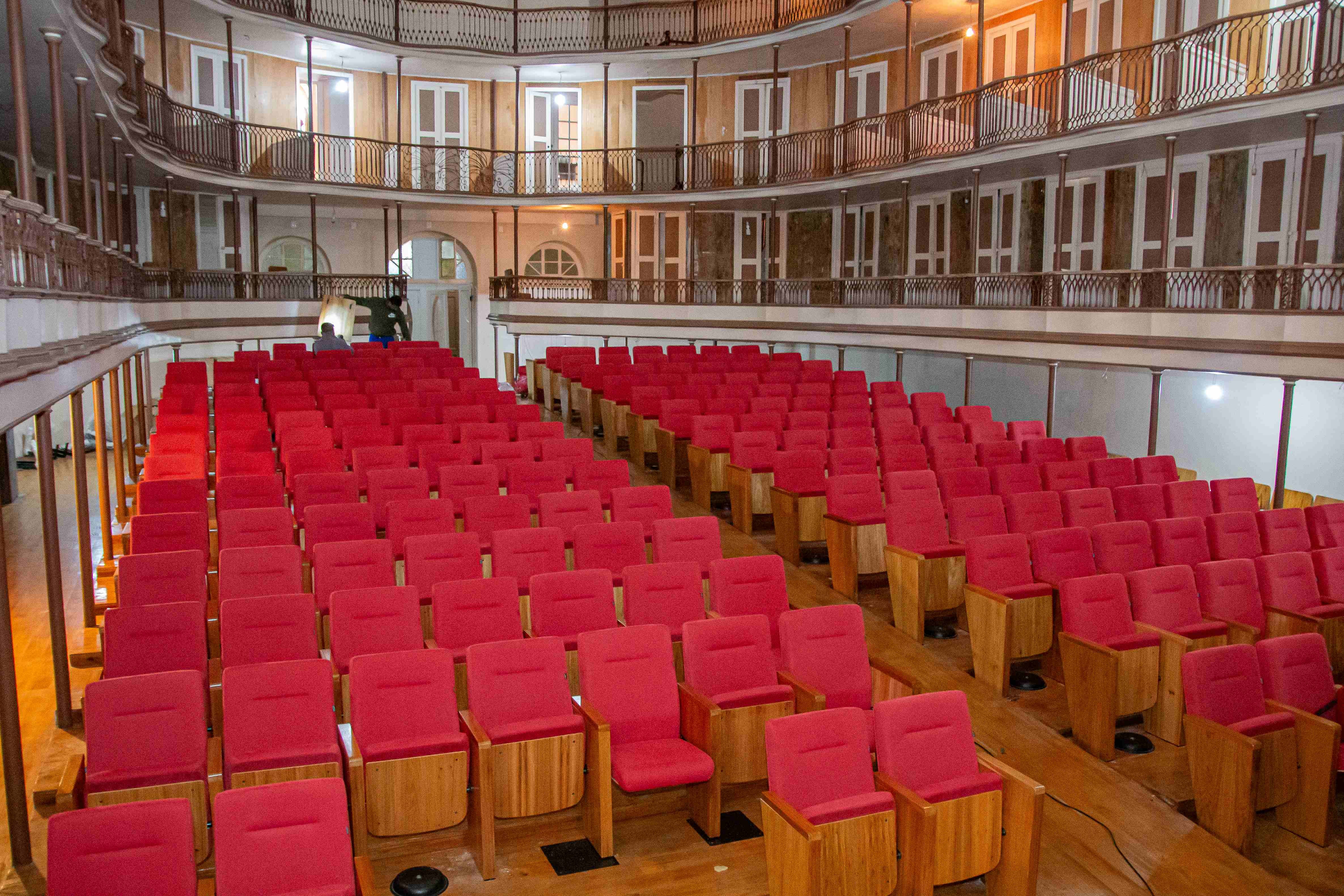 Instalação de poltronas marca nova etapa na restauração do Theatro Sete de Abril  
