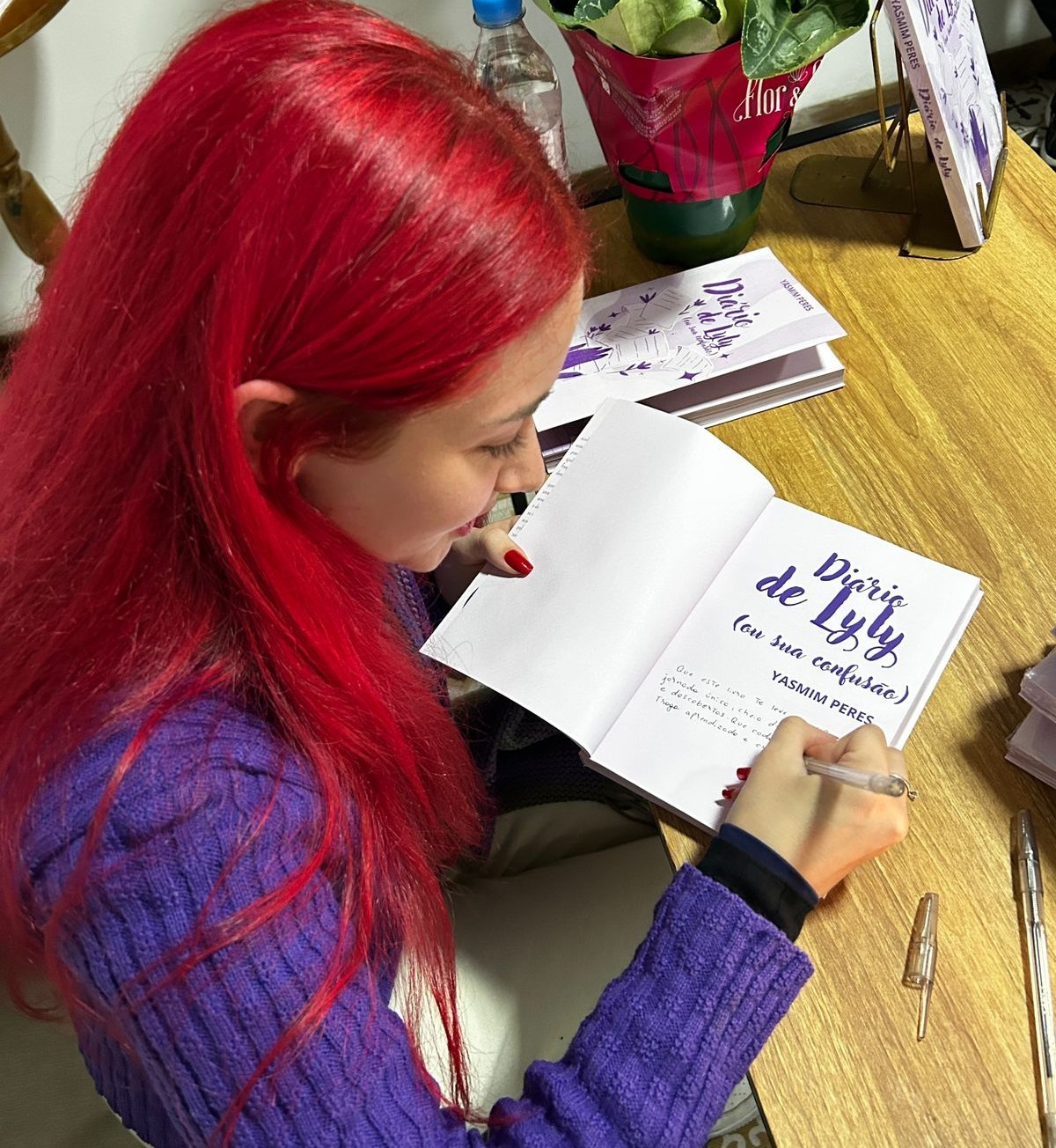 Jovem rio-grandina lança seu primeiro livro com poemas e textos da adolescência