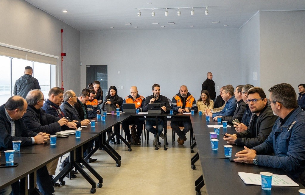Leite se reúne com prefeitos e anuncia R$ 60 milhões para apoio emergencial a municípios atingidos pela chuva
