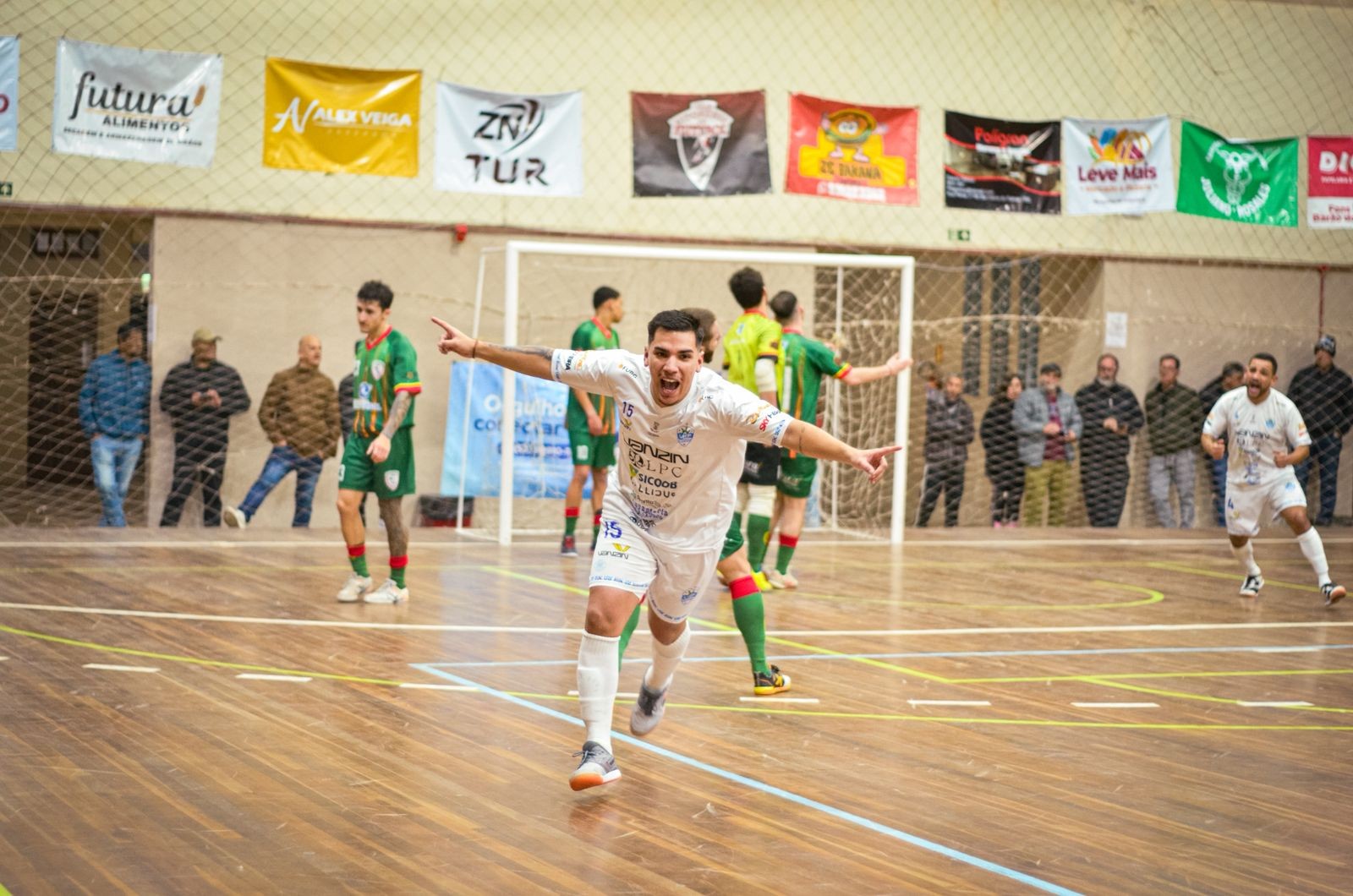 URF/Vanzin vence fora de casa e assume liderança da chave na Série Prata