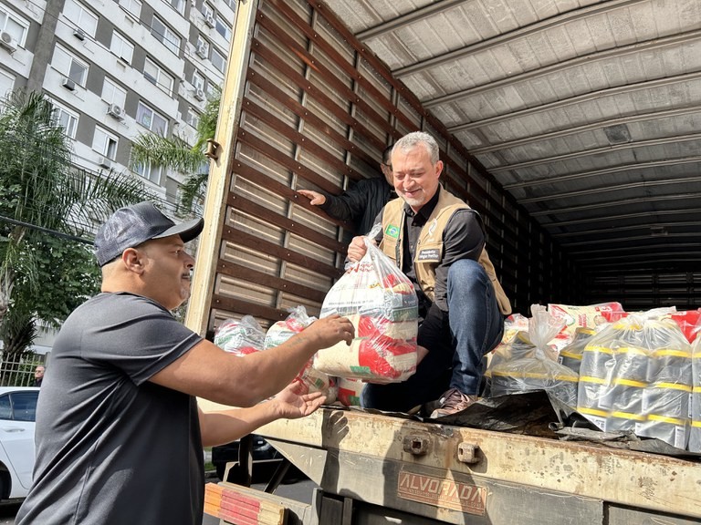 Conab distribui alimentos para pessoas atingidas pela enchente