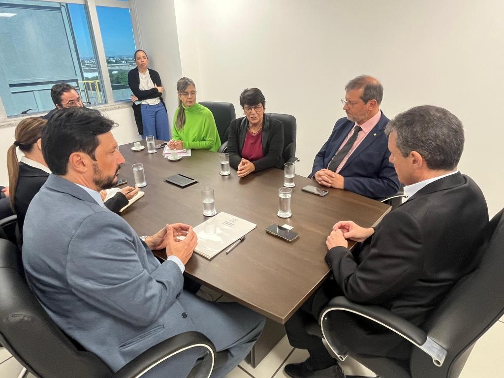Prefeita de Rio Grande e deputados discutem fortalecimento da pesca artesanal com ministro André de Paula