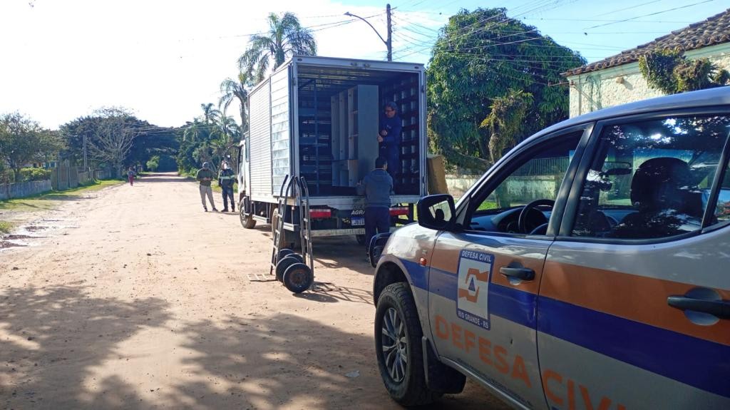 Defesa Civil auxilia moradores da Ilha da Torotama no transporte de móveis para áreas mais seguras