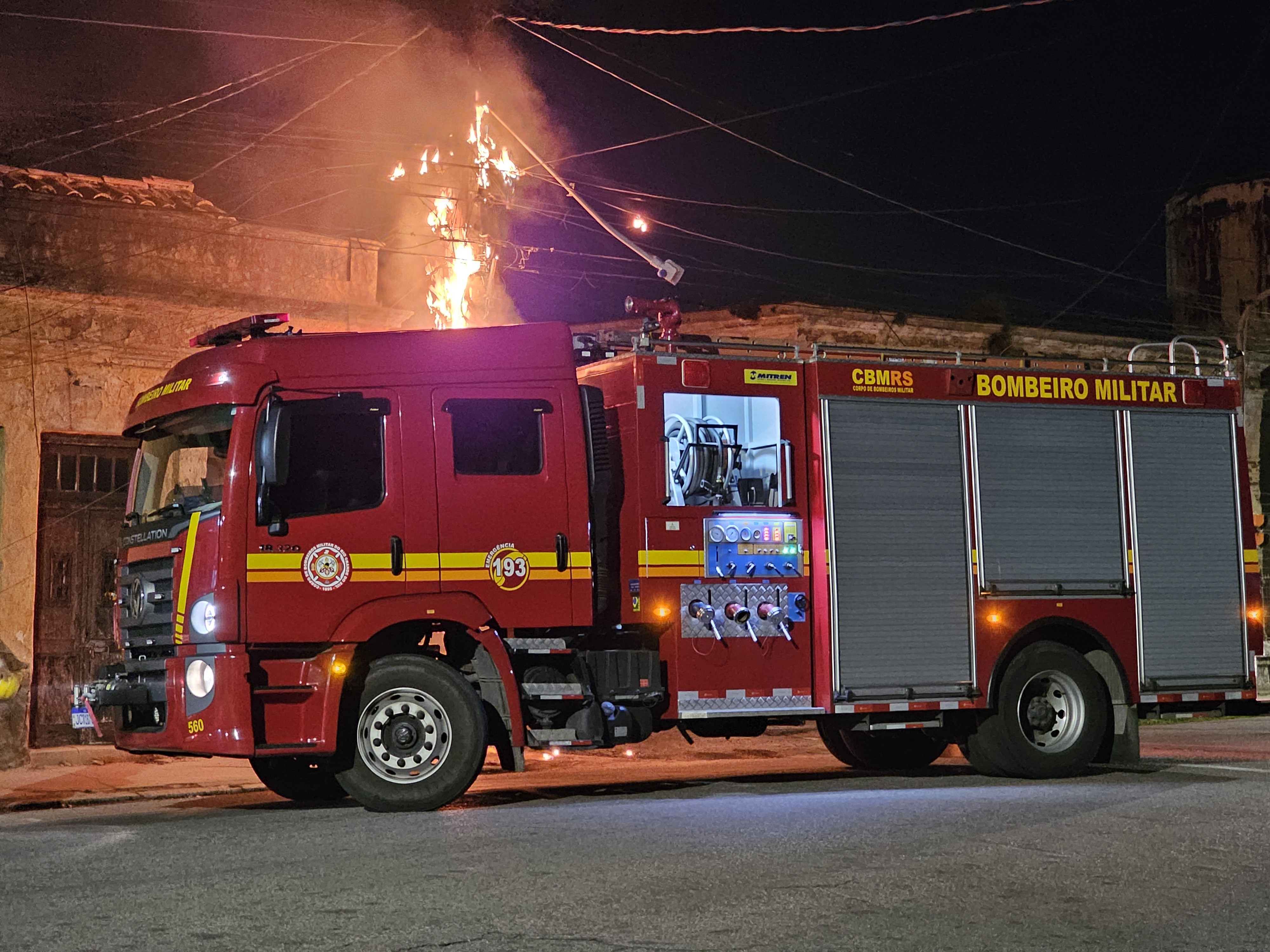 Incêndio atinge fiação de poste na Avenida Reinghantz