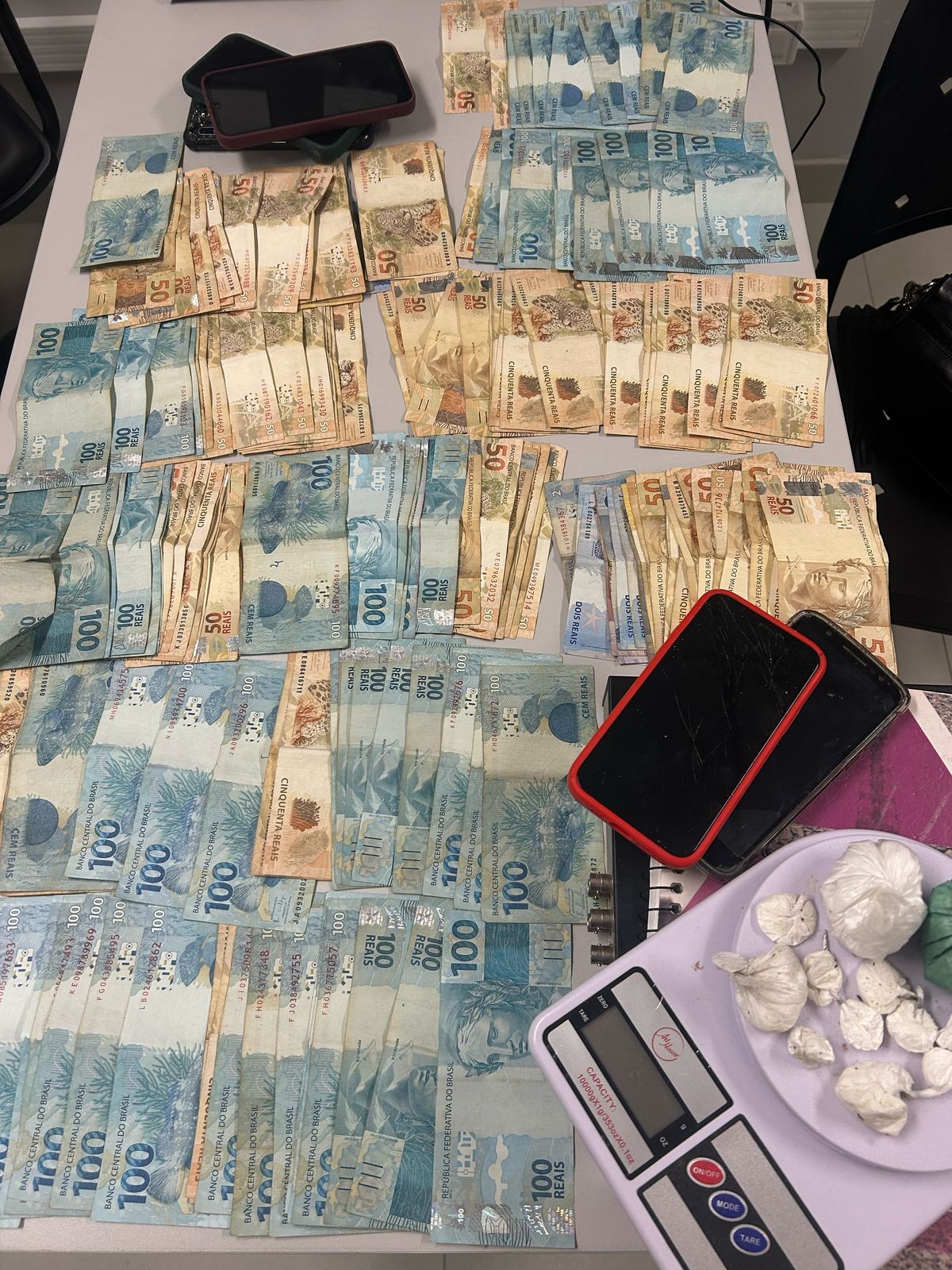 Polícia Civil apreende drogas e dinheiro em operação contra receptação de carne furtada e tráfico de drogas em Rio Grande