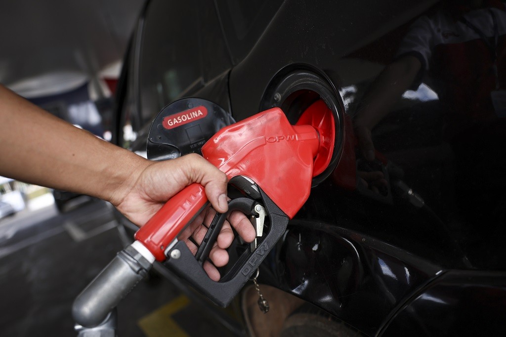 Combustível: governo prevê queda de preço se petróleo mantiver cotação