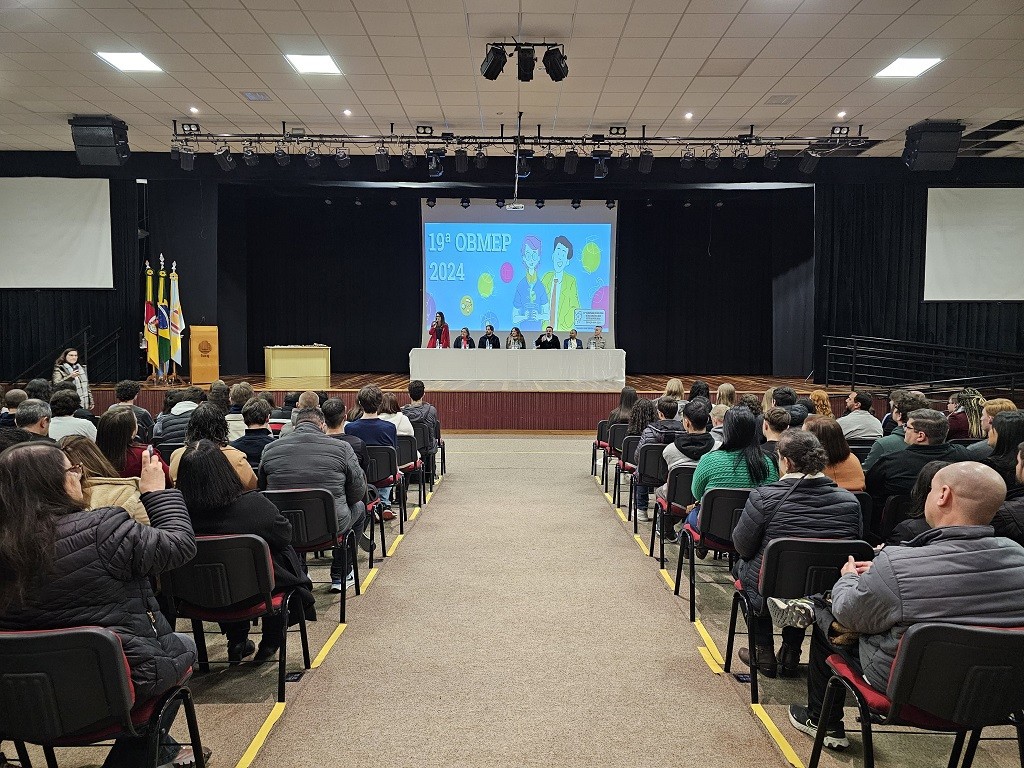 Estudantes vencedores da OBMEP 2024 recebem medalhas em cerimônia na FURG