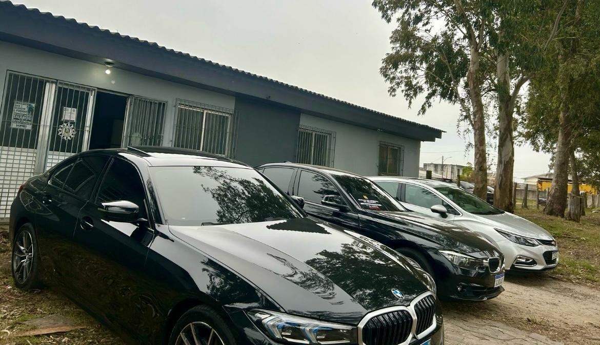 Veículos, drogas e dinheiro são apreendidos em ação da Polícia Civil, em Rio Grande