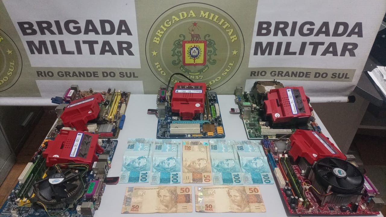 Máquinas caça-níqueis são apreendidas pela BM, em Canguçu