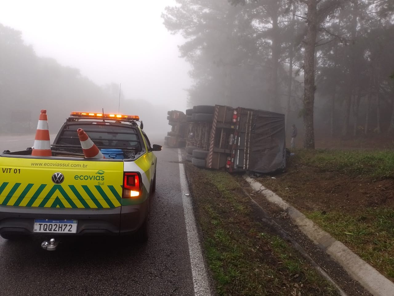 Duas pessoas ficam feridas em tombamento de caminhão na BR 392, em Pelotas