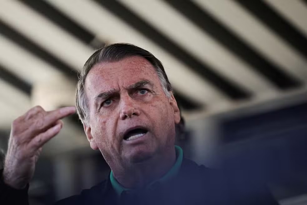 PF cumpre mandados contra Bolsonaro, que usará tornozeleira e está proibido de acessar redes sociais