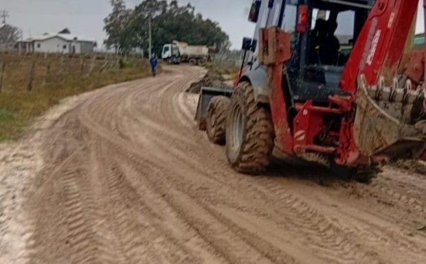 Comunidade da Várzea recebe serviço de nivelamento de solo