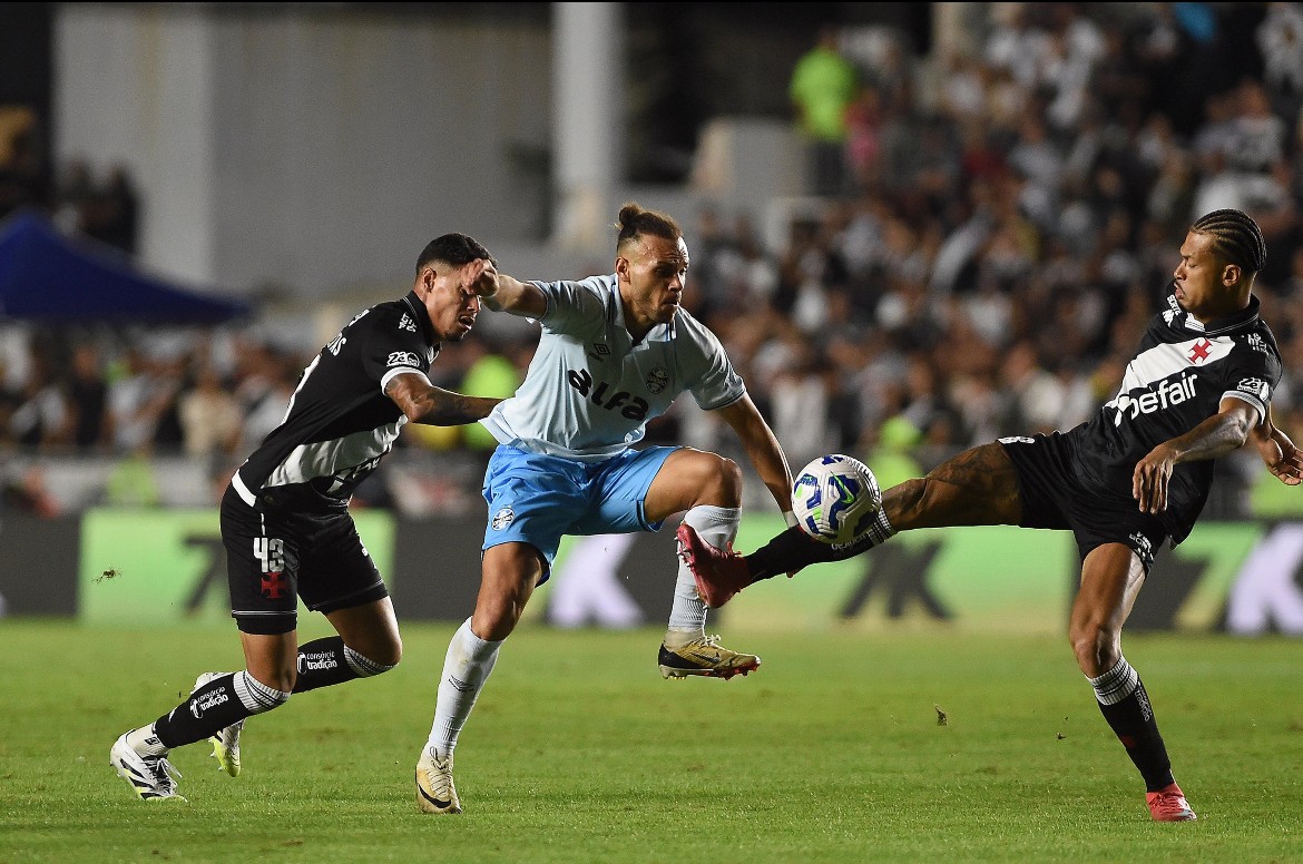 Grêmio joga mal, mas busca empate com o Vasco em São Januário