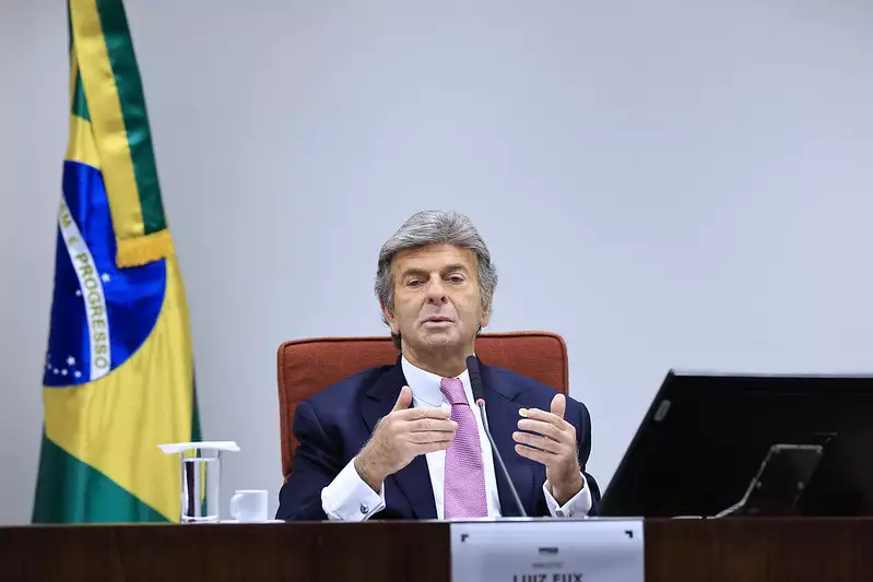 Ministro Luiz Fux diverge de Moraes no STF e vota contra medidas cautelares a Jair Bolsonaro