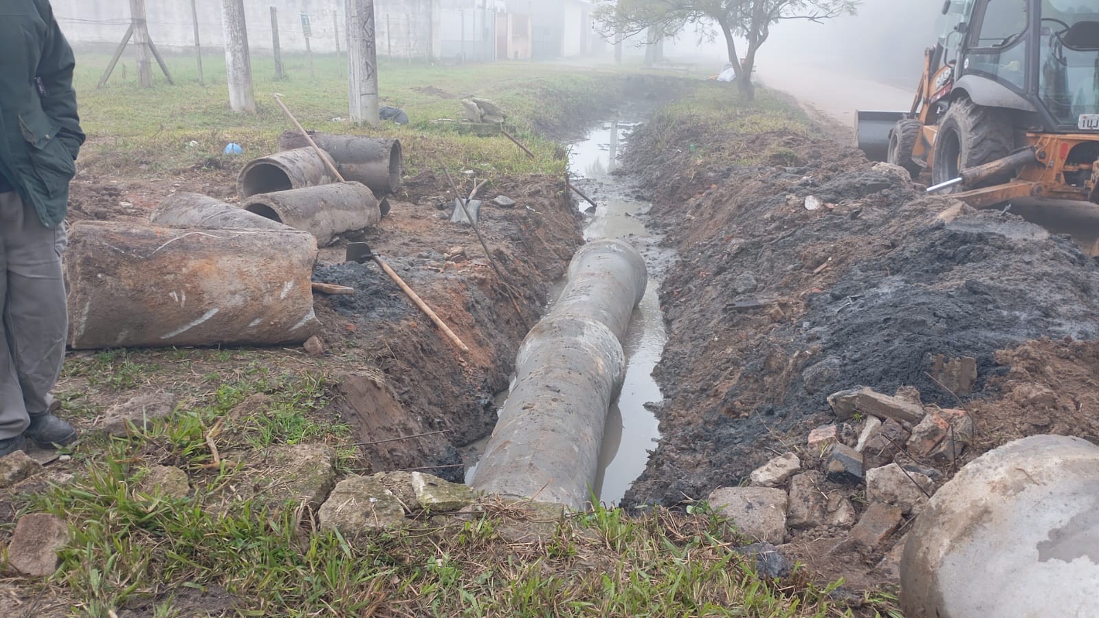 Prefeitura de Pelotas instala nova travessia para drenagem na Estrada da Costa