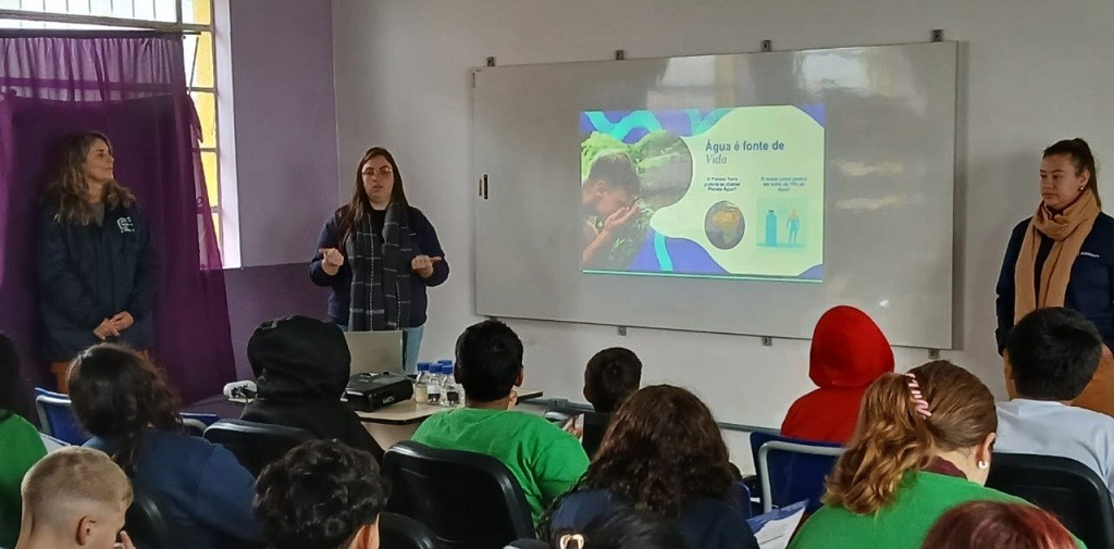 Corsan promove palestra sobre tratamento de água para alunos da Escola Adelaide Alvim, em Rio Grande