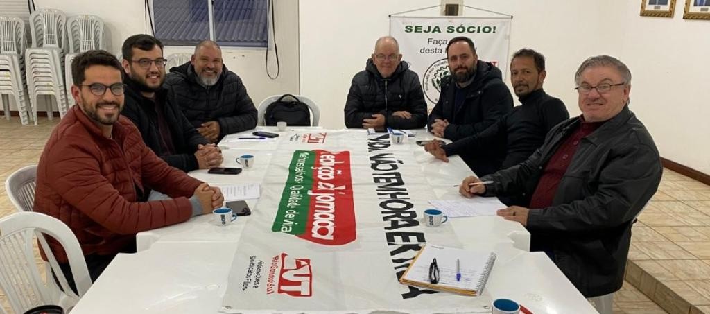 SMPA e Sindicato da Alimentação discutem fortalecimento dos direitos dos trabalhadores da pesca em Rio Grande