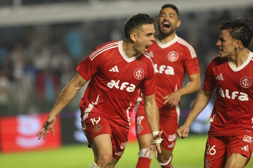 Com brilho colombiano, Inter vence o Santos na Vila e sobe na tabela do Brasileirão