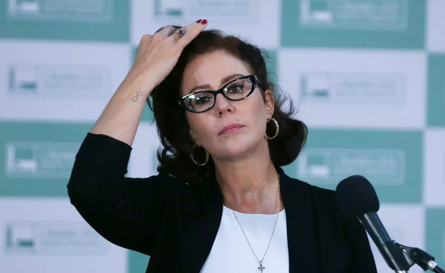 Carla Zambelli é presa na Itália dois meses após fuga do Brasil; decisão agora cabe à Câmara dos Deputados