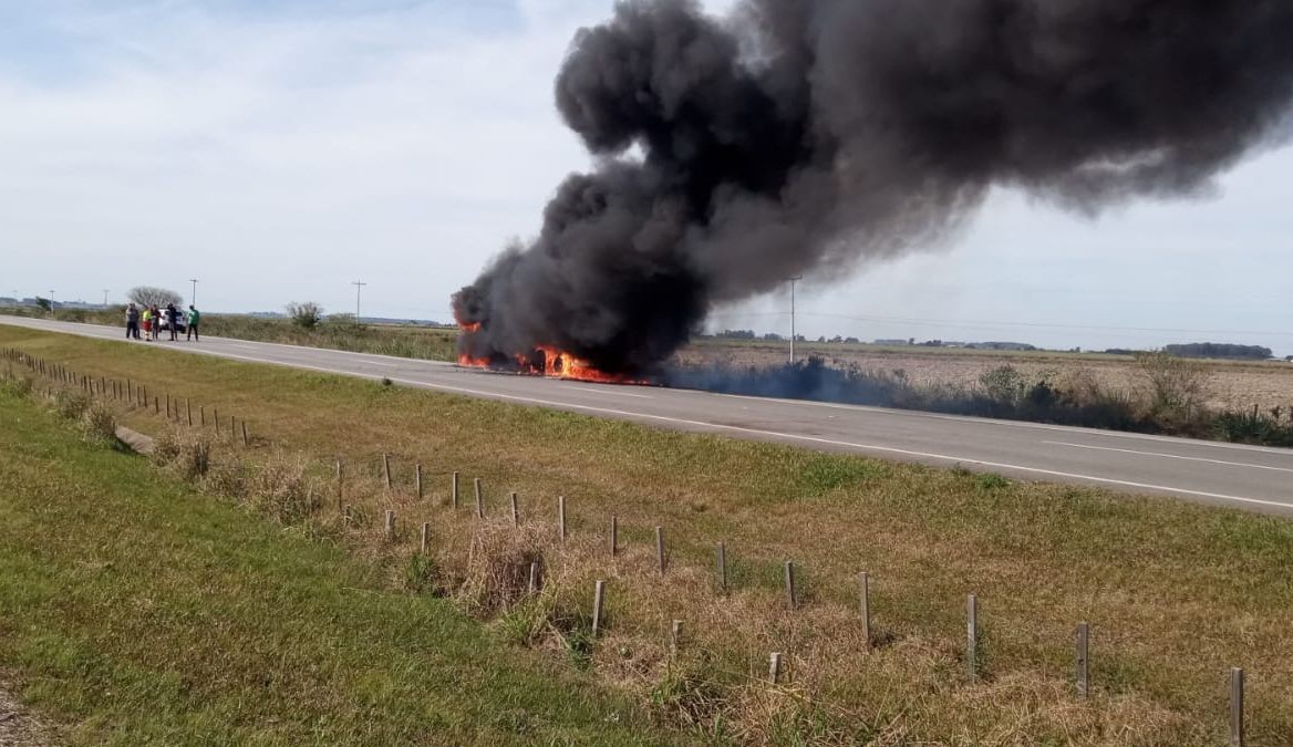 Incêndio destrói caminhão na BR 116, em Pelotas