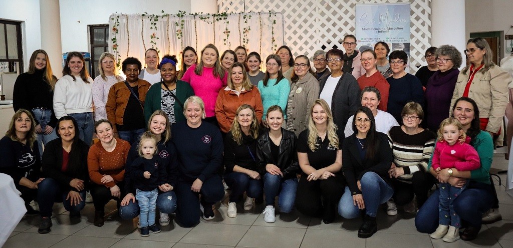 1ª Feira de mulheres empreendedoras reúne cerca de 200 pessoas e movimenta mais de 400 vendas em São Lourenço do Sul 