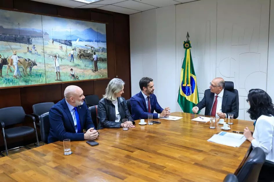 Leite entrega a Alckmin relatório sobre impactos do tarifaço no RS