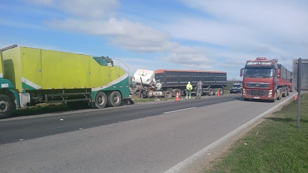 Colisão traseira entre caminhões deixa motorista gravemente ferido na BR 392, em Rio Grande