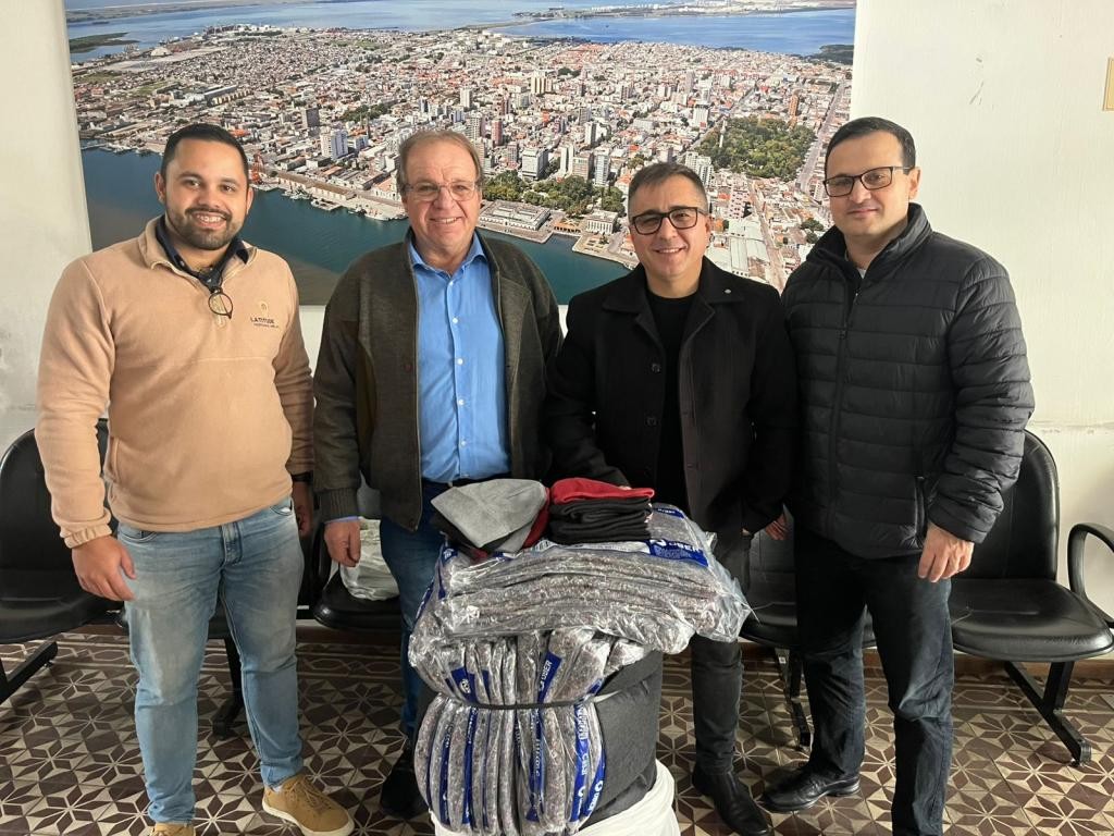 Rotary Club doa cobertores e toucas para a Campanha do Agasalho