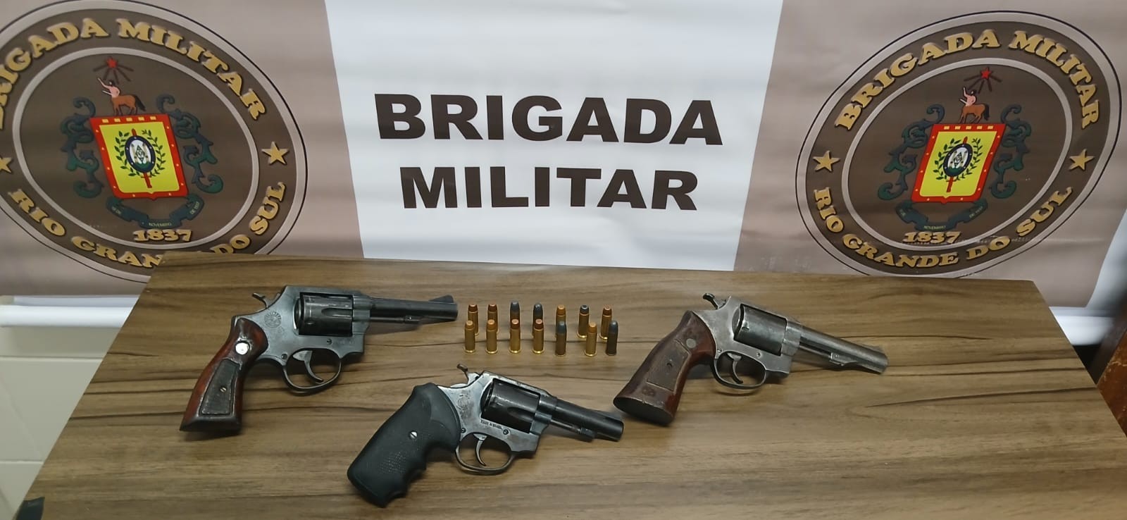 Brigada Militar prende três homens por porte ilegal de arma de fogo no Cassino