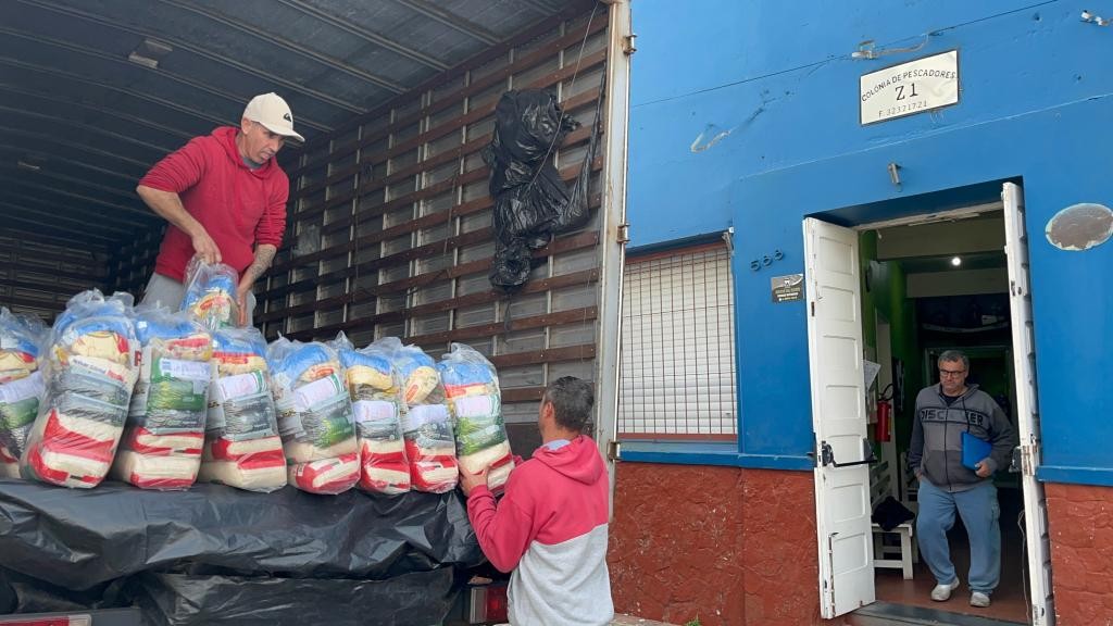 700 cestas básicas são entregues a famílias de pescadores artesanais em Rio Grande