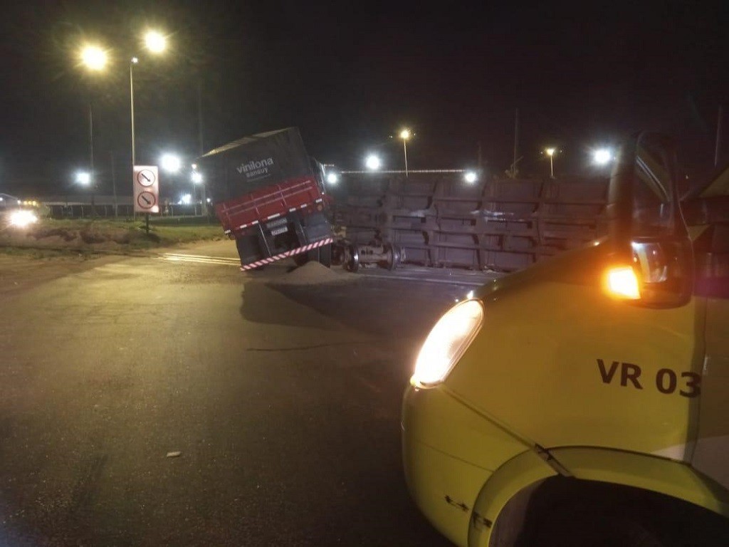 Colisão entre carreta e trem é registrada na BR 392, no distrito industrial