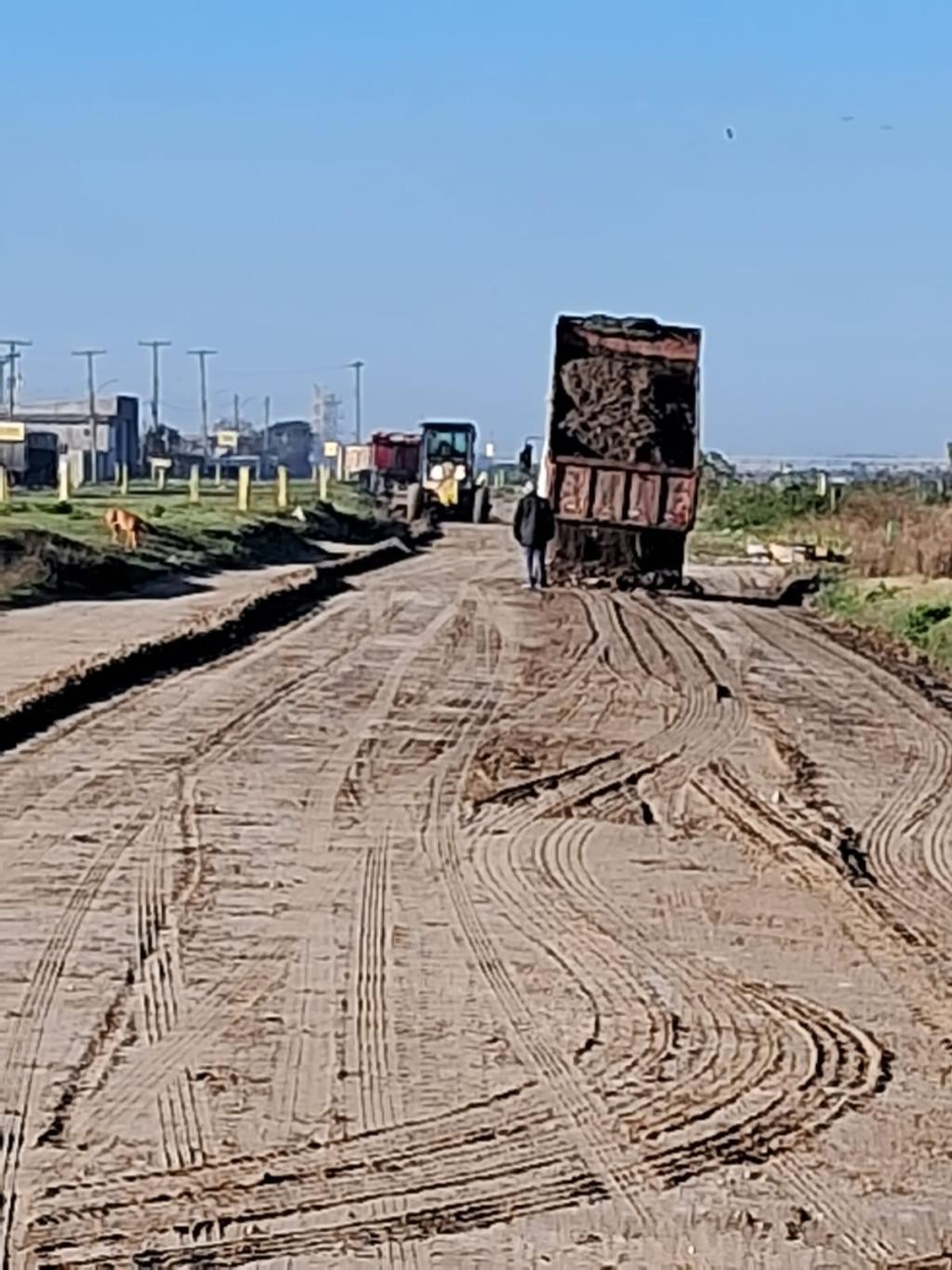 Prefeitura realiza terraplanagem e nivelamento de ruas em diferentes bairros de Rio Grande