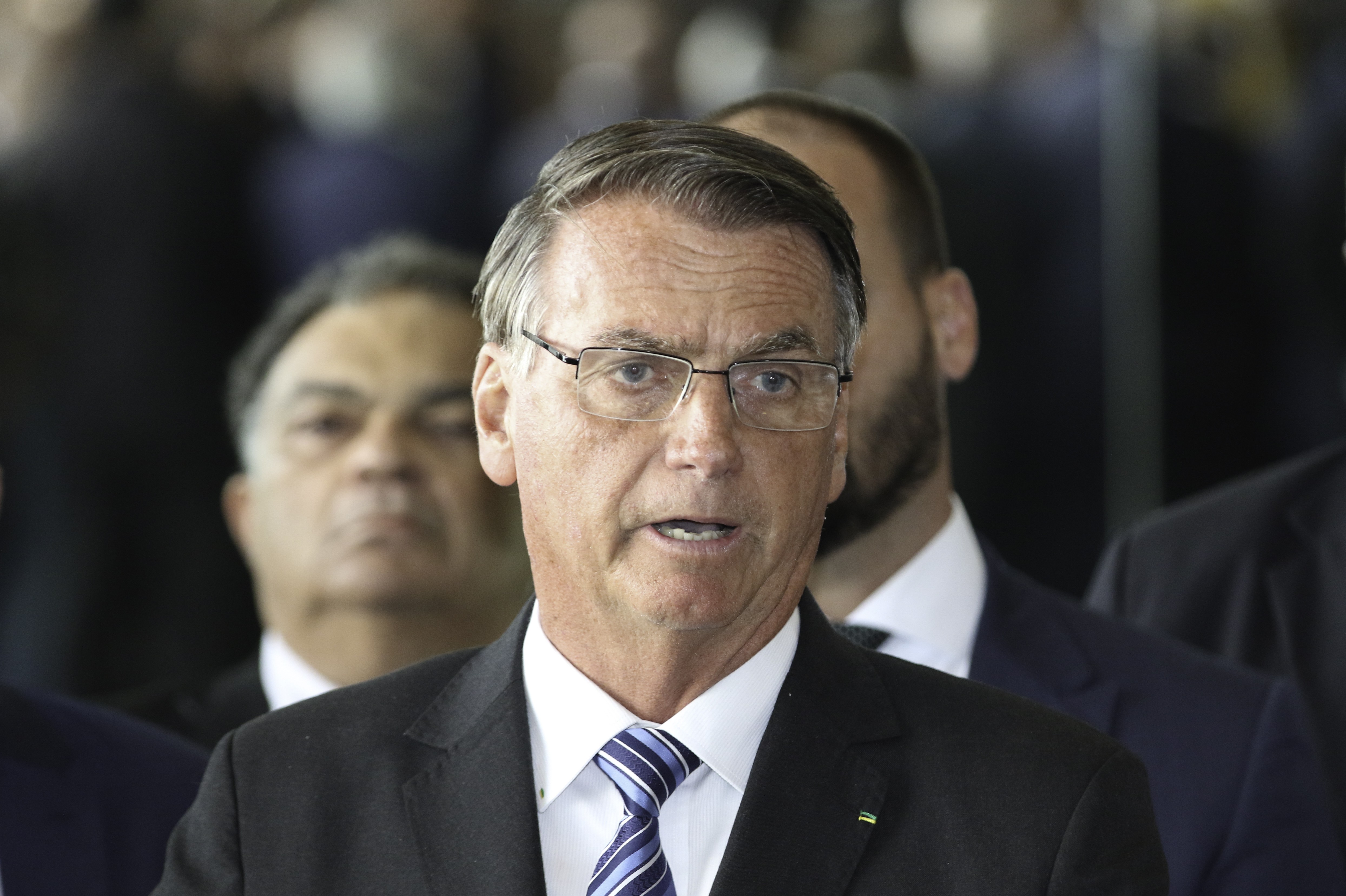 Ex-presidente Jair Bolsonaro deixa a prisão domiciliar para realização de exames, em hospital de Brasília