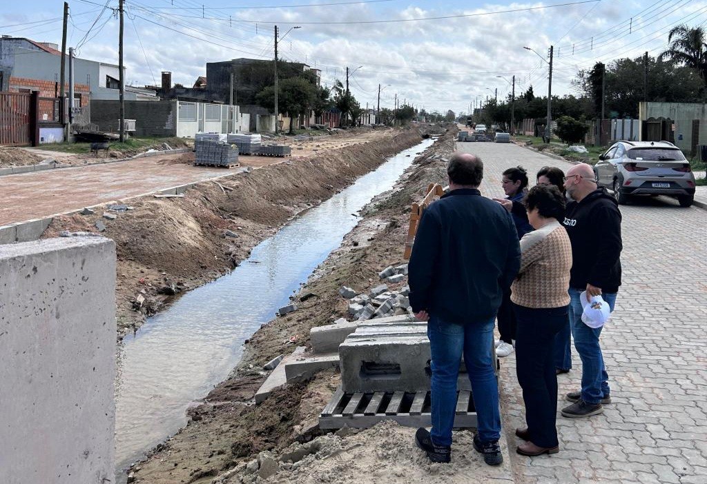 Prefeita acompanha obras no Cassino e visita feira livre da Avenida Atlântica