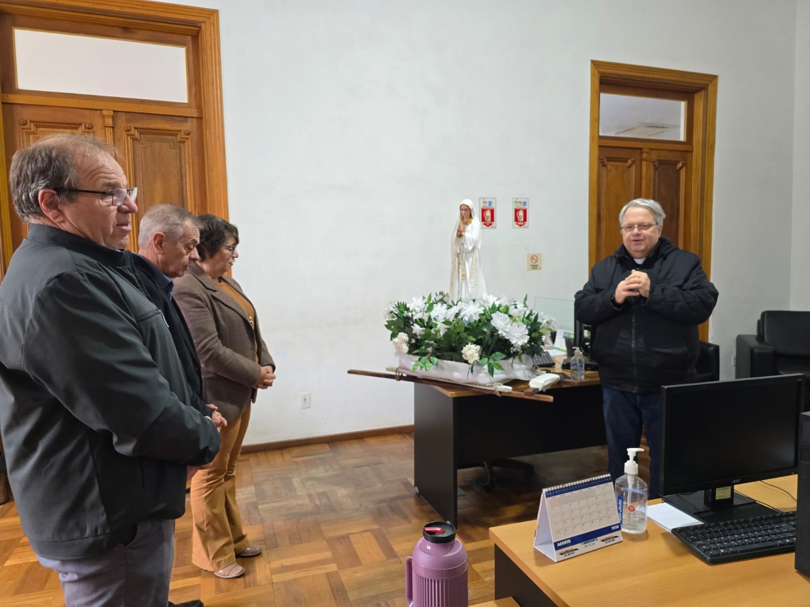 Imagem peregrina de Nossa Senhora de Fátima percorre estabelecimentos e espaços públicos, na zona central